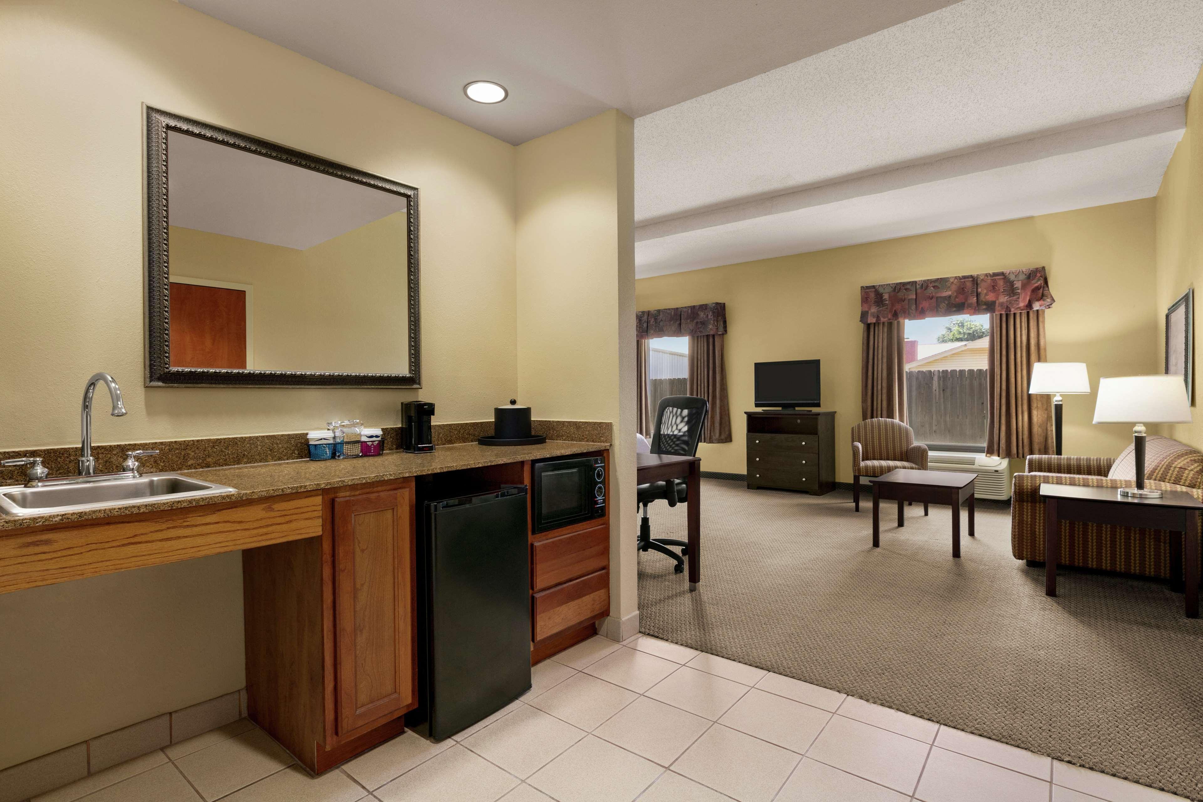 Hampton Inn & Suites Лотон Экстерьер фото