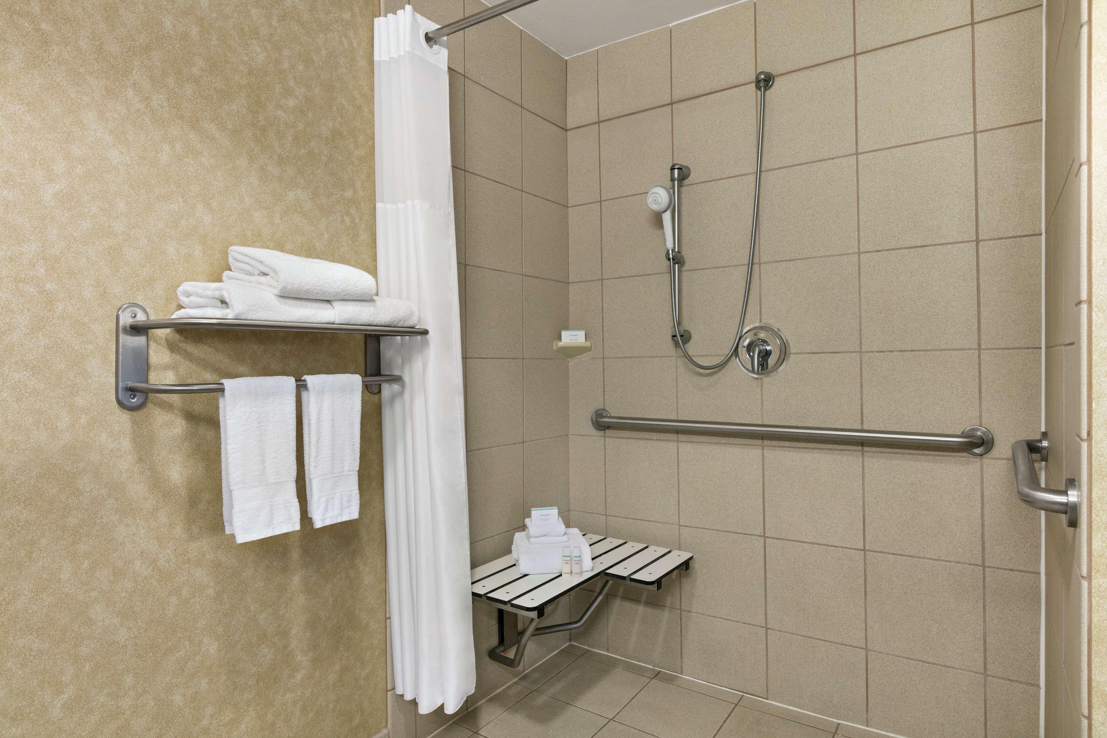 Hampton Inn & Suites Лотон Экстерьер фото