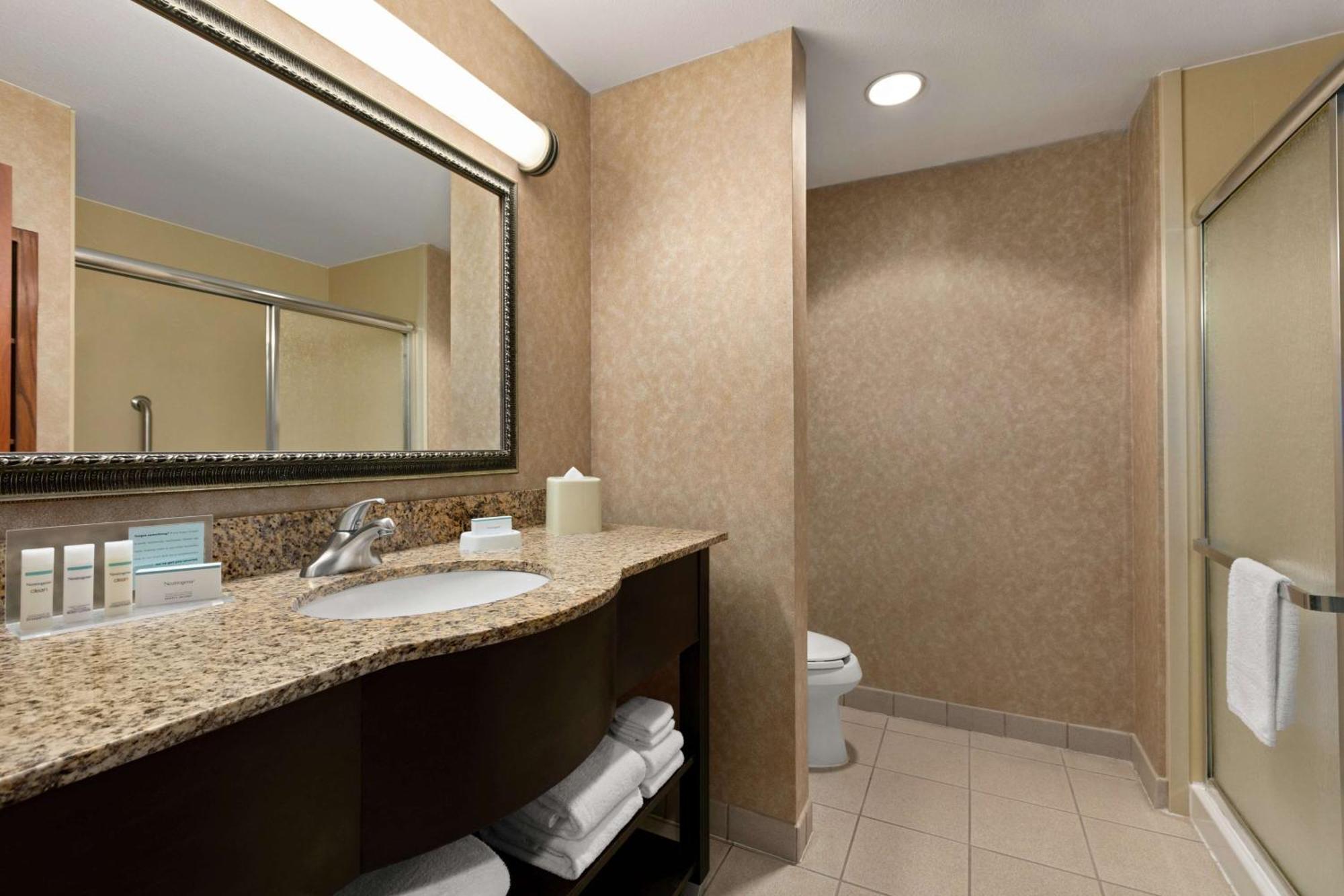 Hampton Inn & Suites Лотон Экстерьер фото