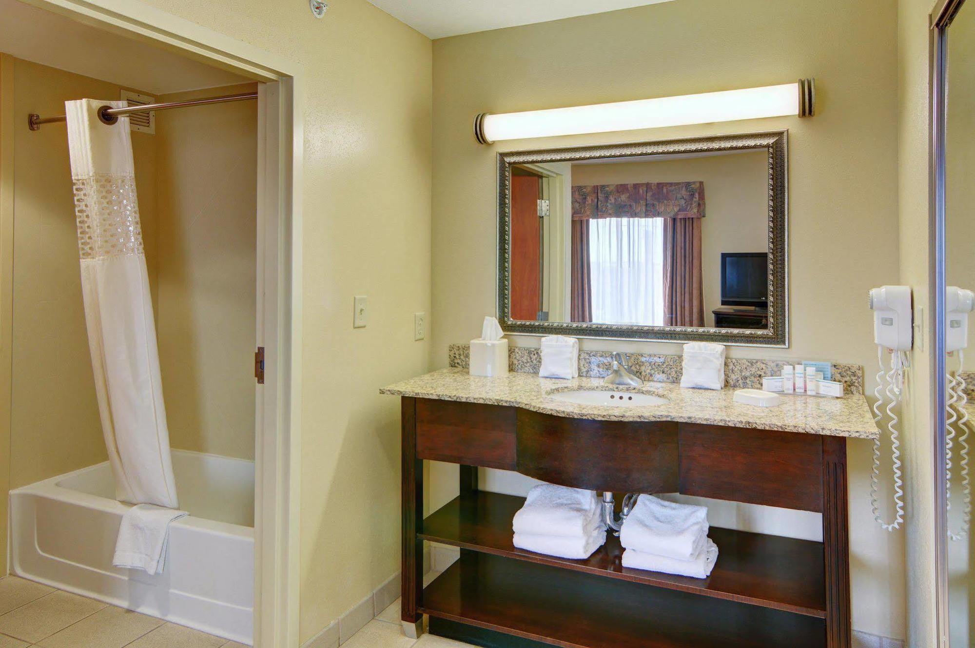 Hampton Inn & Suites Лотон Экстерьер фото